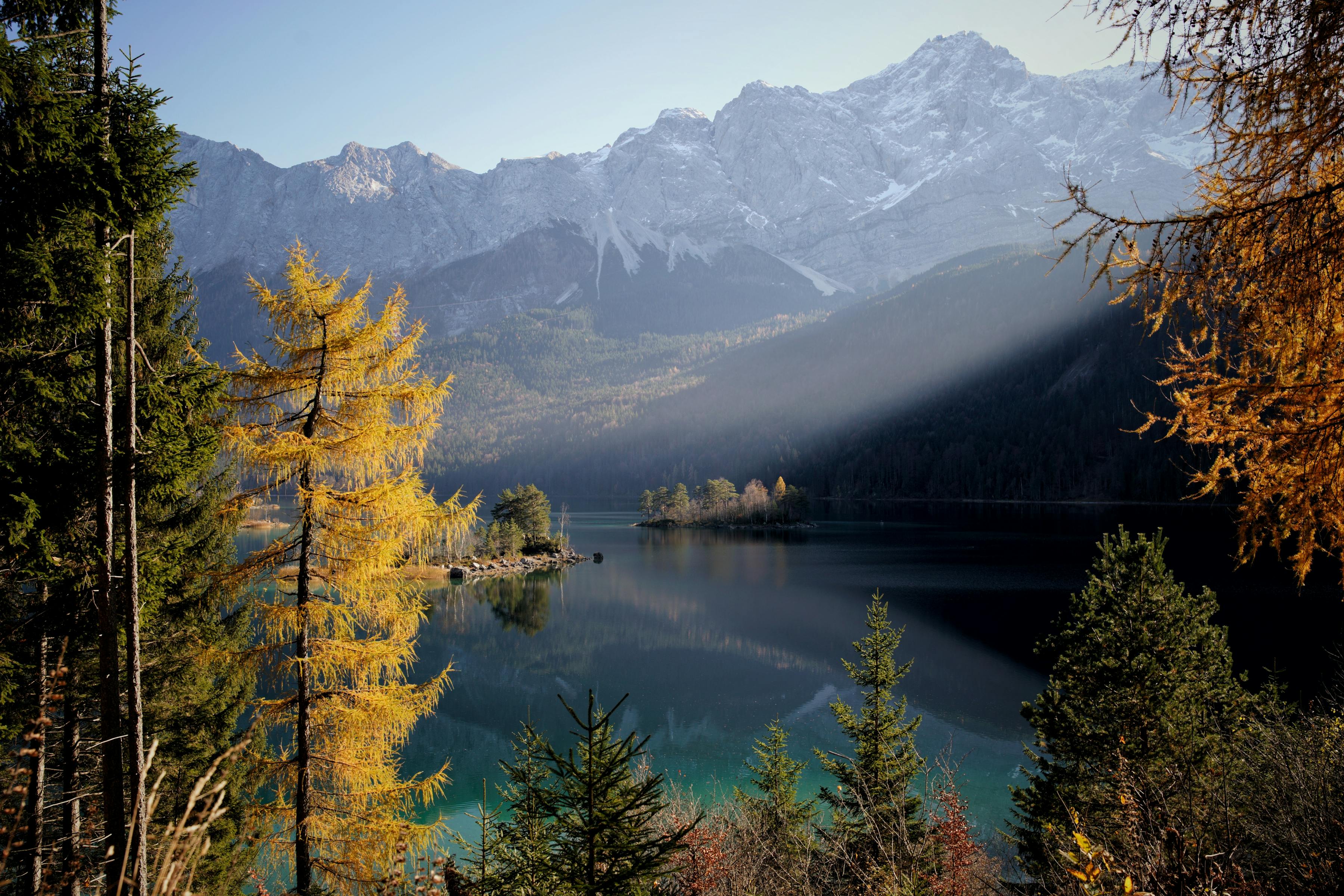 Eibsee mit Herbstfarben